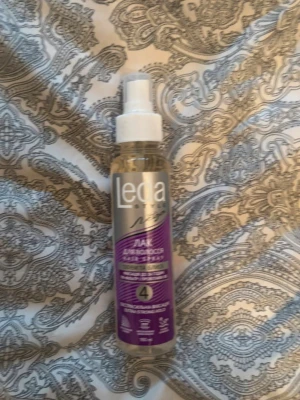 Leda Face Mist med lavendel - Fräsch face mist från Leda med lavendel och aloe vera. Kommer i en genomskinlig plastflaska med vit spraykork och lila etikett. Perfekt för att återfukta och pigga upp huden under dagen. Triuga Ayurveda hårolja 