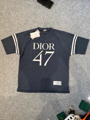 dDior navy blue t shirt - Size M, true to size. Fits nice and comfy. More pics DM