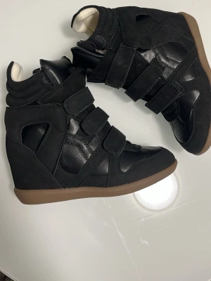 Isabel marant - Säljer pågrund av dålig användning, Box medföljer ej. Kvitto finns. Kom med bud💕💕