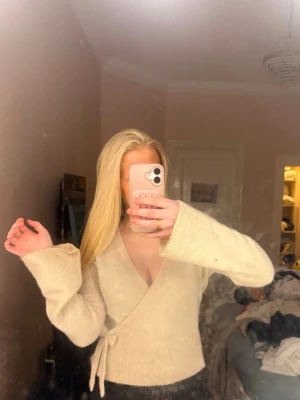 Beige omlottstickad tröja - Säljer min jätte fina omlott stickade tröja från Gina🩷 den är i 164/170 men är som S!  Nästan aldrig använd. 