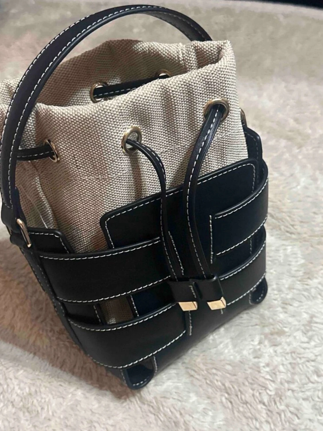 Svart och beige bucket bag  - 2