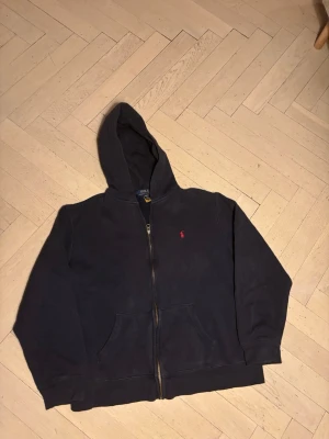 Ralph Lauren hoodie  - Riktigt fin Ralph Lauren zip hoodie storlek xl(18-20) Sitter som en x-s. Färgen är blå. hör av er vid minsta fundering!