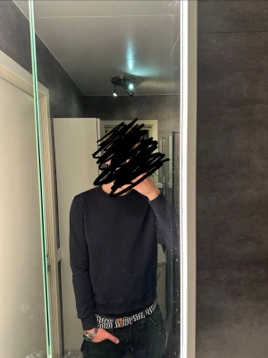 Morris sweatshirt  - En riktigt stilren tröja från Morris. Den är marinblå och passar till det mesta. Bältet på bilden finns också i min profil såväl som fler feta bälten och plagg! Skriv vid frågor och kolla gärna in min profil!