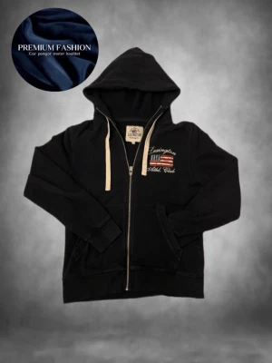 Svart zip hoodie från Lexington - Tjenaret! Säljer nu en riktigt stilig zip hoodie från Lexington i storlek M! Mycket bra skick inga defekter, killen på bilden är ca 170 och den sitter bra på han. Hör av dig vid minsta fundering MVH Premium fashion 🤩