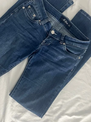 Lågmidjade bootcut jeans från G Rise - De mest lågmidjade bootcut jeansen på marknaden, midjemåttet är 36 men de har mycket stretch, innerben 82. Använda ett få tal gånger, köpta för unge fär 1300kr.❤️