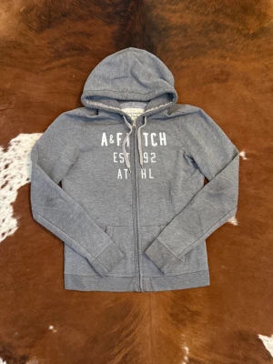 Vintage Abercrombie&Fitch hoodie - Tjena! Säljer denna riktigt snygga A&F hoodien, tröjan är i fint använd skick så finns lite noppror men inga hål eller liknande, Tröjan är i L men passar S, hör av dig vid funderingar!🙌