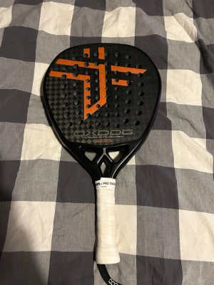 Paddelrack Oxdog Ultimate match  - Säljer ett Oxdog ultimate match i gott skick. Enbart ett litet lackskrap som syns på bilden.   