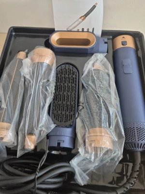 Dyson Airwrap blå limited edition Dupe 5-i-1 - Multistyler från Dyson i blå och guld, limited edition. 5-i-1 Inkluderar locktänger för höger och vänster, volymgivande borste, rak borste och hårfön. Perfekt för att skapa olika frisyrer med ett enda verktyg. Snygg design och flera smarta tillbehör.Skick: Helt ny Aldrig använd Alla delar kvar i plast Kommer i plast förpackning Jag är inte ett fan av Dyson-produkter och därför har jag inte haft något intresse av att använda denna Dyson-dupe, även om den är superpopulär.