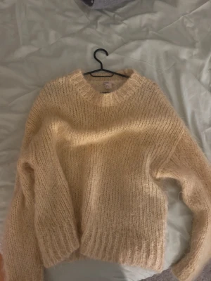 stickad tröja HM edition/Premium alpacka och mohair  - Mysig beige stickad tröja i mohair och alpacka mix med oversized passform och breda ärmar. Tröjan har en rund halsringning och ribbstickade muddar vid ärmslut och nederkant. Perfekt för kalla dagar och ger en riktigt soft vibe. 