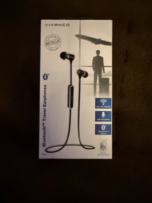 Vivanco Bluetooth Travel Hörlurar - Snygga svarta in-ear hörlurar från Vivanco med Bluetooth 4.0 och mikrofon. Perfekta för resor med upp till 10 meters trådlös räckvidd. Hörlurarna har en metallisk finish och funkar med smartphone. Smidig kontroll på sladden för enkel hantering. Har tre stycken just nu kan fixa mer