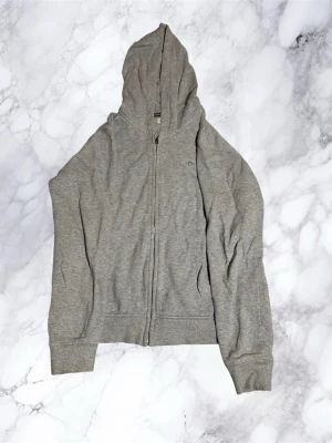 Grå zip hoodie från Gant - Över fet grå GANT hoodie storlek S-170 cm. Skickar samma dag. 