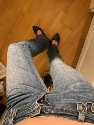 Vintage midrise/lowrise bootcut Levis jeans - Har en lagning (sista bilden) annars väldigt bra skick 