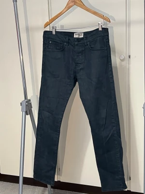 Solo jeans  - Fin mörk blå färg 32x32