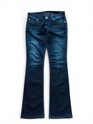 Blå bootcut jeans från Guess - Snygga blå low waist bootcut jeans från Guess Premium med klassisk femficksdesign! Innerbenslängden är 84cm och midjan tvärs över är 32 cm 💗 Kontakta för frågor eller om att diskutera pris!!💞💞