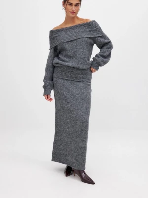 Grått stickat set  - Jättefint stickat set från NA-KD i grått som jag aldrig använt pga för liten storlek. Har fortfarande alla prislappar kvar. Toppen är i S och Kjolen är i M. Original pris: 1048kr