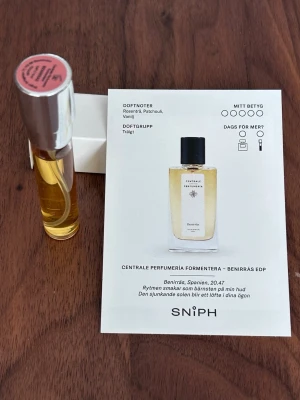 Sniph - Benirràs EDP från Centrale Perfumeria - Sniph - Benirràs EDP från Centrale Perfumeria Formentera är en träig parfym med doftnoter av rosenträ, patchouli och vanilj.  Perfekt för dig som gillar unika och varma dofter. 8 ml, oanvänd, liten flaska, perfekt storlek att ha med sig.