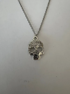 Halsband döskalle  - Halsband som inte är i äkta silver/guld. Kedja är oftast 50cm men kan ibland komma i 45cm. Kedja är rostfritt stål, berlock oftast i zinklegering men kan även det i vissa fall vara rostfritt stål. Be gärna om mått på berlock om detta är viktigt då bilderna är missvisande när det gäller hur stora dom är! 🌹❤️  Allt är nytt.  Bud accepteras inte 🥰🌹