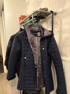 Stallkappa från uhip i stl 150. - Säljer denna stallkappa från uhip i stl 150. Väldigt sparsamt använd så fint skick. 