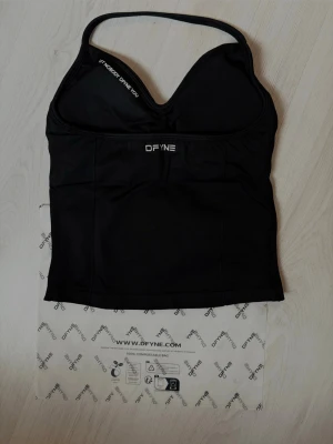 Ny topp Dfyne Impact - Ny DFYNE Impact Top i färgen Midnight Black, storlek S. Endast testad säljer då den tyvärr är för liten för mig och jag redan köpt en större. Nypris ca 470 kr + frakt.