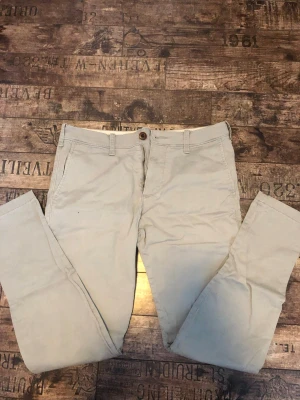 Beige chinos från Hollister - Tja, säljer just nu ett par riktigt fina beiga chinoes från Hollister. Perfekta för en clean och stilren look. Absolut inga defekter på byxorna, precis som nya. Tveka inte att höra av er kring eventuella frågor ✅