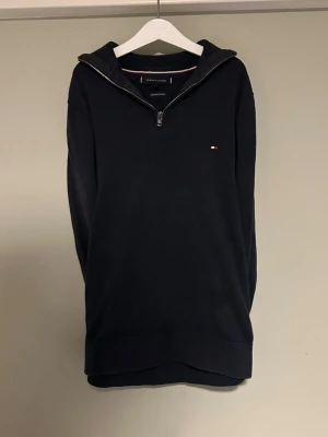 Mörkblå halvzip från Tommy Hilfiger - Mörkblå halvzip från Tommy Hilfiger i strl. Xs