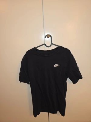 Svart Nike t-shirt med logga - Nike t-shirt – (S) T-shirt från Nike. Storlek: S Skick: Bra begagnat skick.