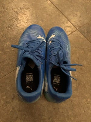 PUMA FUTSALSKOR - Inomhusfotbollskor/futsalskor. Typ helt nya, använda några gånger, men syns knappast! Bra grepp i skorna fortfarande.