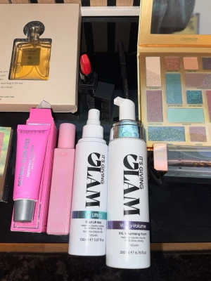 Smink och skönhetsprodukter  - Ett sortiment av smink och skönhetsprodukter. Inkluderar ögonskuggspalett, läppstift, rouge, ögonkräm, parfym , läppenna och hårprodukter som ger volym   Hårprodukterna är använda 2 gånger och läpp pennan är använd en gång allt annat är nytt