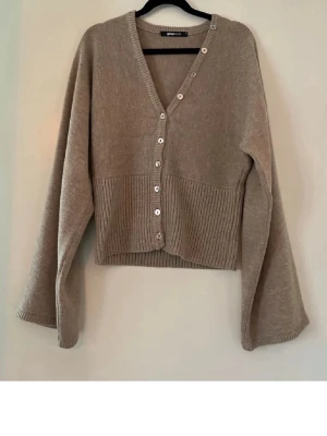 Beige trendig Gina kofta  - As snygg kofta som aldrig är använd