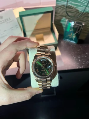 Klocka  - Jätte snygg och bra passform kommer även med certifikat 