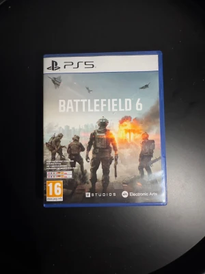 Battlefield 6 till PS5 - Battlefield 6 till PlayStation 5 med blå plastfodral. Spelet är ett actionfyllt FPS med multiplayerläge och är 16 år uppåt. Perfekt för någon som gillar intensiva strider och realistisk grafik. Använd knappt minst 2-3 gånger , skriv ifall du är intresserad !! (Kristianstad)