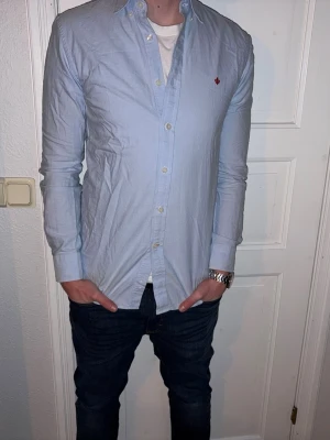 Ljusblå skjorta från Morris - Ljusblå skjorta från Morris i storlek XS.  Fint skick till ett bra pris. Nypris: 1995kr. Mitt pris: 349kr. Vid frågor eller funderingar, tveka inte att höra av dig.