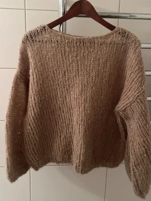 Stickad tröja  - Handstickad tröja av mig i beige färg❤️‍🔥