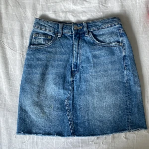 Blå jeans kjol - Väldigt fin blå jeans kjol som e andvänd få gånger o i jätte fint skick. Storlek 34