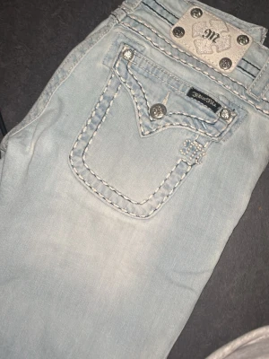 Miss me jeans - Jätte fina ljus blå miss me jeans me hål i. Perfekt för dig som e ute efter den där y2k looken. Köpta för 2000kr. Säljer pga de är ej min stil längre. Inga defekter överhuvudtaget. Bootcut/flare modell. 