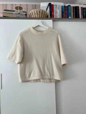 Stickad tshirt  - Superfin från & Other stories 💕