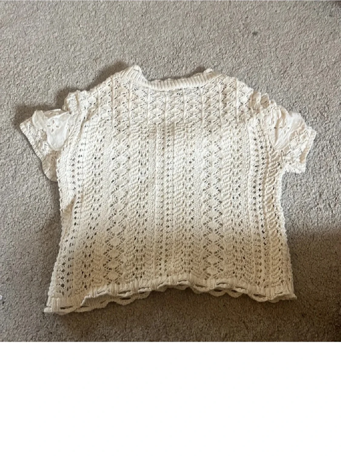 Krämvit stickad blus med volang - 2