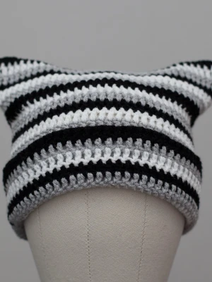 Crochet cat beanie virkad kattmössa svart ljusgrå grå vit  - Helt ny virkad mössa med kattöron. Onesize, passar upp till ca 59cm. Virkad i mjukt akrylgarn. Färger kan variera beroende på skärminställningar.