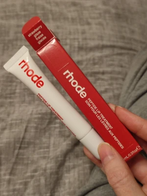 Rhode Peptide Lip Tint - Strawberry Glaze - Rhode Peptide Lip Tint i doften Strawberry Glaze.  Läppbalsamet är ofärgat. Helt ny i förpackningen!