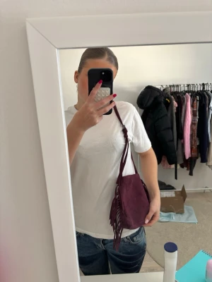 Handväska med fransar - Jätte snygg handväska med fransar, vinröd. 😽 tror jag köpte den från pull&bear i Sthlm, för ca 200kr ksk?🫶🏻 använt några ggr🫶🏻 priset kan diskuteras vid snabbt köp💥maje liknande 