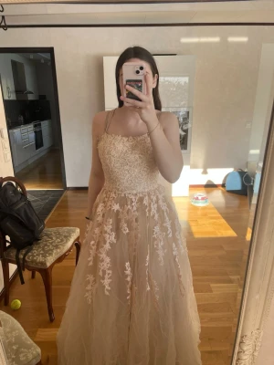 Champagnefärgad långklänning med spets - Jättefint klänning. Jag har bara använt en gång på en bal i 2023. Det går att justera så skulle säga att det passar xs-m. Perfekt för bal eller student. Pris kan diskuteras💕