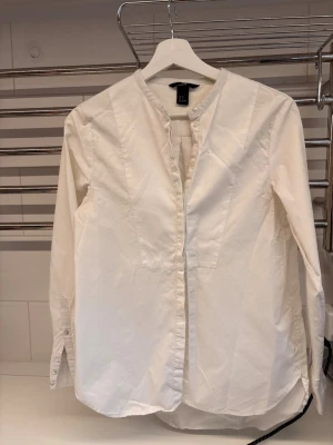 Blus  - Fin vit/creme färgad blus/skjorta från hm, knappt använd. Storlek 38