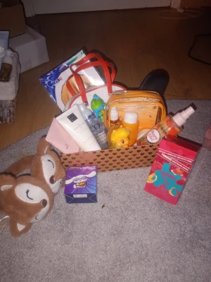 Box fylld med kul - Här finns rituals, Aco cleanser, marshsmallow shower gel. Allt är använt.      Figurer, öronmuffar, en puma väska fylld med Smycken. En bodymist. En ballong. En parfym. Blandat med guld och silver smycken.  Skriv vid frågor. Värde är över 400 kr 