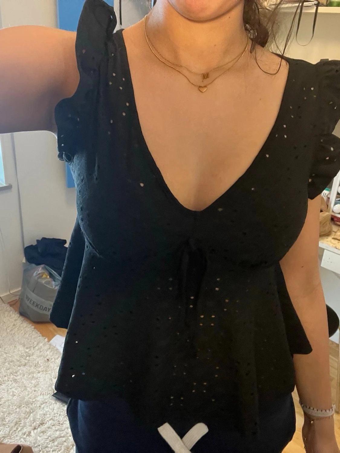 Svart blus med volangärm och knyt