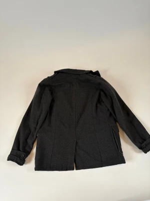 Tom Tailor Rock - Säljer en grå rock från Tom Tailor i ullblandning. Den efterliknar en fieldjacket. Det står storlek S men skulle säga att den ligger mellan S och M, Kontakta mig vid minsta fundering