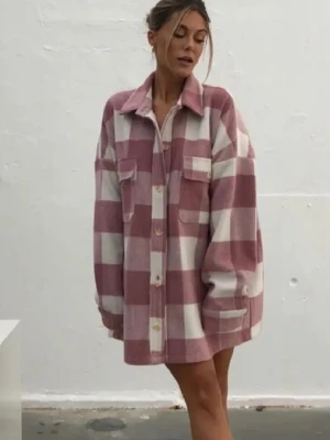 Lollipop Jacket  - Bianca x Nelly Lollipop Jacket i storlek 32, den är oversized! Skulle säga att denna passar en 34-36. Helt NY! Alla lappar hänger kvar och kommer i original påse. Denna har utgått ur sortimentet sedan länge sedan. Finns inte längre att köpa. Såldes exklusivt hos Nelly.com i samarbete med Bianca Ingrosso. Perfekt till våren som kommer 🌸