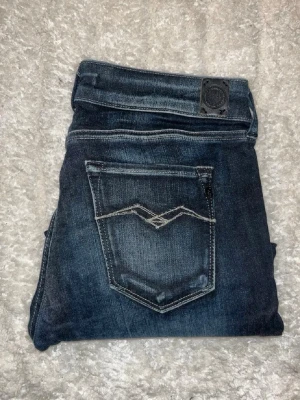 Replay jeans  - Mörkblåa jeans från replay med snygg fade med en tajt passform.Midja 36cm, längd 100cm. Obs tyget är lite förtunnat baktill och fram längst ned vid gylfen - se bild. Storlekslapp saknas men jag uppskattar till W27 L30 - men utgå alltid efter mått. JAG SKICKAR EJ FLER BILDER NÄR JAG BÄR JEANSEN! för bättre inblick i passformen rekommenderar jag att googla på modellnamnet. För storleksguide kolla måtten noggrant då jeansen alltid kan vara uppsydda heller krympta och jag ej tar emot returer :) s6,4