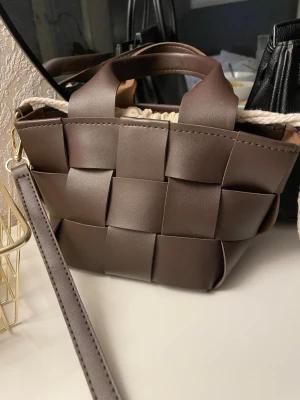 Brun flätad handväska i läder - Liten brun handväska jättesöt💕