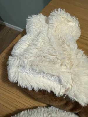 Warmies Höga Tofflor  - Warmies Höga Tofflor Deluxe. Oanvända. Köpt. På Apohem för 399 kr. Det är mjuka tofflor som är fyllda med naturliga hirskorn och lavendel (så de doftar lavendel). De höga tofflorna värms enkelt upp i mikrovågsugnen och ger en behaglig, långvarig värme. Tillverkade i ett supermjukt plyschmaterial.  Storlek: Passar skostorlek 37–42.