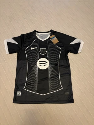 Barcelona FC black edition  - En svart black edition barcelona tröja! Storlek M